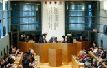 Des membres du Parlement de Wallonie à Namur, capitale de la région francophone du sud de la Belgique, en session plénière sur l'accord de libre-échange UE-Canada (CETA), le 28 octobre 2016 