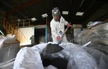 Un employé de Gétade Environnement qui fabrique des produits phytosanitaires biologiques à Bussac-Forêt, dans l'ouest de la France, le 26 janvier 2018