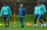 Le manager de Chelsea Jose Mourinho (c) à l'entraînement, la veille du match contre Porto en Ligue des champions, le 8 décembre 2015 à Londres