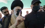 Le turbulent leader chiite irakien Moqtada Sadr montre son index teinté d'encre après avoir voté à Najaf, au sud de Bagdad, le 10 octobre 2021