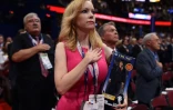 La déléguée de Floride Dana Dougherty tient une poupée à l'effigie de Donald Trump à la convention républicaine de Cleveland, Ohio le 18 juillet 2016