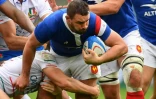 Le joueur du XV de France Louis Picamoles avec le ballon lors du match face Ă l'Italie Ă Rome au tournoi des Six Nations le 16 mars 2019