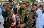 Des soldats philippins veillent au bon déroulement des élections, devant un bureau de vote de Pantar, sur l'île philippine de Mindanao le 9 mai 2016