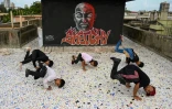 Echauffement avant un cours de hip-hop ou "b-boying" sur le toit d'un immeuble du quartier de Dharavi, à Bombay, le 2 juillet 2021



In this picture taken on July 02, 2021 coach Vikram Godakiya (R, red cap) warm up along with the students during a group class to learn breaking or 'b-boying' at a training session on the rooftop of a building in Dharavi slums in Mumbai. After India's largest slum defeated the pandemic, some of its young residents pulled out their phones to write, shoot and release a triumphant rap video.