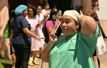 Une infirmière au téléphone devant le service de maternité de l’hôpital Santo Tomas, après qu'un séisme de magnitude 7,7 a frappé le Panama, le 9 octobre 2026 à Panama City