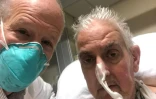 Sur cette photo transmise par l'école de médecine de l'université du Maryland, le 10 janvier 2022, le docteur Bartley Griffith (à gauche) et David Bennett (à droite), qui a reçu la greffe d'un coeur de porc à Baltimore