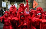 Des membres de la "Red Rebel Brigade" - lors d'une manifestation d'Extinction Rebellion à Glasgow en marge de la COP26 le 2 novembre 2021