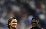Les attaquants français de Barcelone, Antoine Griezmann (g) et Ousmane Dembélé, avant un match amical contre Chelsea, à Saitama, le 23 juillet 2019