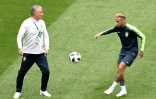 L'entraîneur du Brésil Tite (g) donne des instructions à son joueur vedette Neymar lors d'un enttraînement au stade de Saint-Pétersbourg, le 21 juin 2018