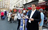 Thierry Solère distribuant des tracts sur un marché de Boulogne-Billancourt, lors d'une campagne pour les législatives, le 27 mai 2012
