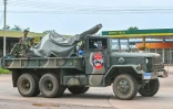 Un camion de l'armée cambodgienne transporte un canon anti-aérien dans la province d'Oddar Meanchey, le 26 juillet 2025