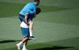 Le mileu brésilien du Real Madrid Casemiro porte sur son dos son coéquipier Cristiano Ronaldo lors d'une séance d'entraînement, le 22 mai 2018 à Madrid