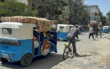 Des conducteurs de tuk-tuk acheminent des habitants à Mekele, la capitale de l'Etat régional éthiopien du Tigré où les troupes des autorités rebelles quittent la ville en masse, le 3 octobre 2026