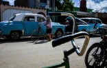 Dans les ruelles de Cardenas, cité ouvrière cubaine dépourvue de relief, les deux roues sont légion: quelques VTT, une poignée de vélos de promenade modernes, mais surtout une multitude de cadres décatis et rouillés.