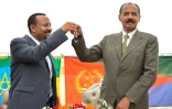 Le Premier ministre éthiopien Abiy Ahmed (g) et le président erythréen Issaias Afeworki célébrent la réouverture de l'ambassade érythréenne à Addis Abeba le 16 juillet 2018