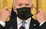 Le président américain Joe Biden enlève son masque avant un discours à la Maison Blanche, le 29 juillet 2021