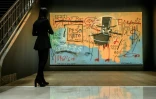 Une toile de Jean-Michel Basquiat, "the Guit of Gold Teeth", dans les locaux de Christie's, à New York, le 29 octobre 2021