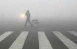La ville de Lianyungang noyée sous un brouillard de pollution le 19 décembre 2016 dans la province du Jiangsu en Chine