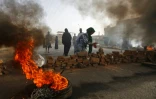 Des manifestants soudanais font brûler des pneus et érigent des barricades, le 3 juin 2019 à Khartoum