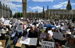 Un manifestant est emmené par des policiers lors d'une manifestation « Lift The Ban » (Lève l'interdiction) en soutien au groupe interdit Palestine Action, qui réclame la levée de l'interdiction récemment imposée, sur Parliament Square, dans le centre de Londres, le 9 août 2025
