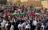 Des hommes portent les corps des personnes tuées lors d'une attaque contre une église, lors de leurs obsèques dans le village de Hammoud, dans le sud de la Jordanie, le 25 octobre 2026