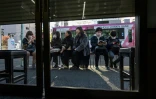 Des clients attendent devant le restaurant Onigiri Bongo, spécialisé dans les boulettes de riz "onigiri", le 7 décembre 2024 à Tokyo