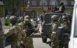 Des soldats russes dans une rue de Melitopol, le 1er mai 2022 en Ukraine