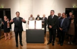 Emmanuel Macron remet samedi 5 mai 2018 au gouvernement collégial de Nouvelle-Calédonie les deux actes de prise de possession de ce territoire datés des 24 et 29 septembre 1853, au Centre culturel Tjibaou à Nouméa