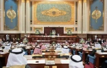 Photo fournie par le palais royal saoudien le 19 novembre 2018 montrant des membres du Majlis al-Choura - assemblée consultative - à Ryad écoutant un discours le même jour du roi Salmane