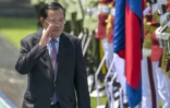 Le président du Sénat cambodgien Hun Sen passe en revue les gardes d'honneur lors d'une cérémonie à Jakarta, le 5 mai 2025