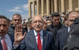 Le candidat à l'élection présidentielle turque Kemal Kiliçdaroglu (au centre) devant le mausolée Anitkabir à Ankara, le 13 mai 2023