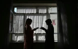 Cette photographie, prise le 6 août 2026, montre des filles afghanes assistant à un cours dispensé par leur père à leur domicile de Kaboul
