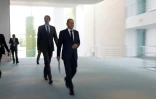 Le chancelier allemand Olaf Scholz accompagné du porte-parole du gouvernement Steffen Hebestreit à Berlin le 18 août 2022