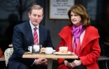 Le Premier ministre irlandais et chef du Fine Gael leader Enda Kenny (g) et la cheffe du Labour Joan Burton à Dublin, le 25 février 2016