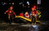Une femme évacuée sur un canot pneumatique après des inondations, à Forli en Italie le 17 mai 2023