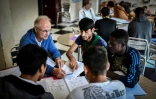 Des migrants apprennent le français au CHUM de Bonnelles, en Ile-de-France, le 28 août 2018