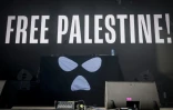Le slogan "libérez la Palestine!" déployé sur la scène du festival Rock en Seine avant le concert de Kneecap à Saint-Cloud, le 24 août 2025