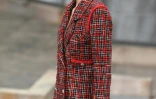 Une mannequins présente un combi-short au défilé Chanel à Paris, le 1er octobre 2019