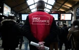 Un employé du service d'assistance aux voyageurs de la SNCF gare Saint-Lazare à Paris le 9 avril 2018