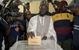 Le candidat de l'opposition Bassirou Diomaye Faye vote à Dakar, le 24 mars 2024 au Sénégal