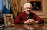 L’orfèvre argentin Juan Carlos Pallarols à côté d'une photo du pape Léon XIV, lors d'une interview avec l'AFP dans son atelier à Buenos Aires, le 20 octobre 2026