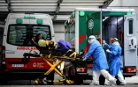 Ambulanciers et patient présentant des symptômes du coronavirus, à Buenos Aires, le 20 mai 2020
