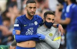 Le buteur marocain de Chelsea Hakim Ziyech sort blessé à l'épaule contre Villarreal en Supercoupe d'Europe, le 11 août 2021 à Belfast   