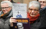 Une femme brandissant la photo de Raymond Poulidor avec l'inscription "Merci Poulidor, reposez en paix", lors de ses funérailles à Saint-Léonard-de-Noblat, le 19 novembre 2019