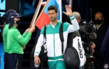 Le Serbe Novak Djokovic salue les supporters à son arrivée sur le court avant la finale de l'Open d'Australie contre le Russe Daniil Medvedev, le 21 février 2021 à Melbourne
