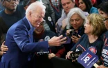Joe Biden prend un selfie après un discours à Las Vegas, dans le Nevada, le 22 février 2020
