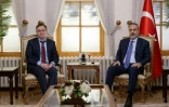 Cette photo prise et diffusée par le service de presse du ministère turc des Affaires étrangères le 15 mai 2025 représente le ministre turc des Affaires étrangères Hakan Fidan (droite) avec le chef de la délégation russe Vladimir Medinski (gauche) au palais Dolmabahce à Istanbul
