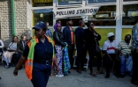 Des électeurs attendent pour voter à l'élection présidentielle et aux législatives, le 27 novembre 2024 à Windhoek, en Namibie