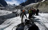 Collecte de déchets sur la Mer de Glace, à Mont-Blanc dans les Alpes françaises, le 2 septembre 2016