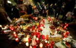 Des fleurs et des bougies en hommage à la retraitée Maricarmen Abascal, expulsée de son logement et décédée la veille, le 8 septembre 2026 à Madrid